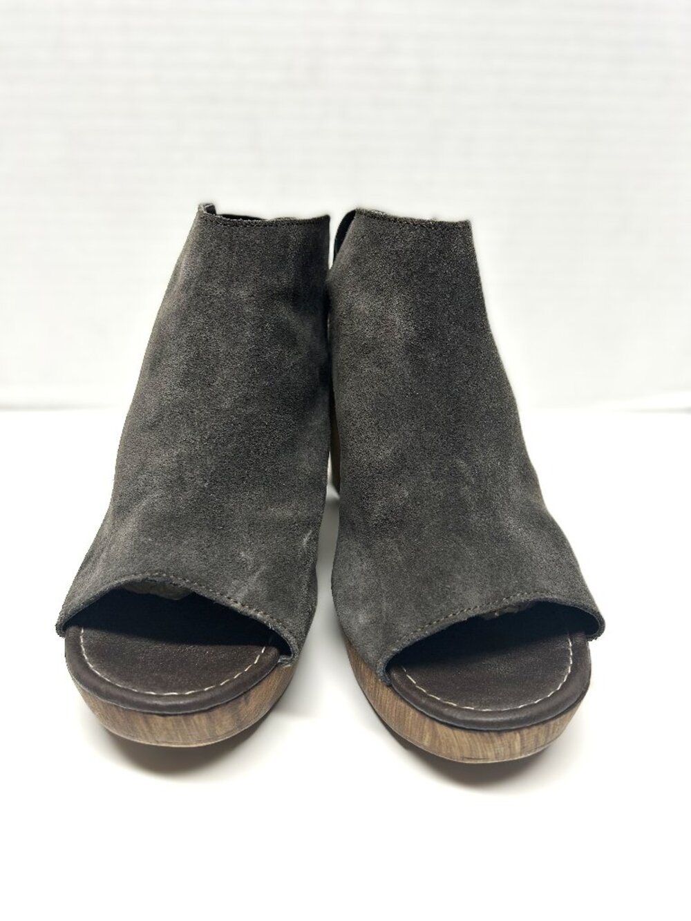 Kenneth Cole Reaction gray leather open toe bootie with wood base in size 9